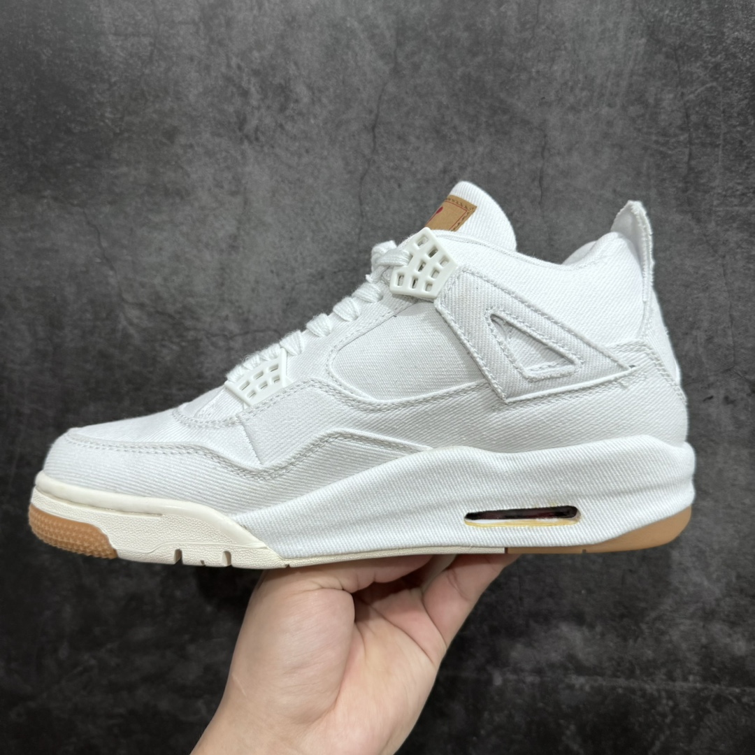 图片[2]-【纯原PB版本】Air Jordan 4 Retro Levis  \”Whiet/Denim\”李维斯 白牛仔 AJ4白牛仔 采用单宁布料营造Levis独到的视觉辨识度，皮质柔软内衬也说明本次联名规格极高，加上鞋舌皮章与鞋身红旗标，在劲酷百搭独之余，个性彰显更是不言而喻。鞋舌处标签采用红色Jumpman Logo呈现，后跟则以以往不同，采用压缩黑色牛仔Jumpman Logo，纯黑色鞋面搭配生胶外底，而单宁材质的精致纹理依然辨识度极高，加上鞋舌的经典Levis皮章，在劲酷百搭的独特气质之余，又有格外精细的视觉表现力。 货号：AO2571-100 尺码：40 40.5 41 42 42.5 43 44 44.5 45 46 47.5 48.5-莆田鞋批发中心