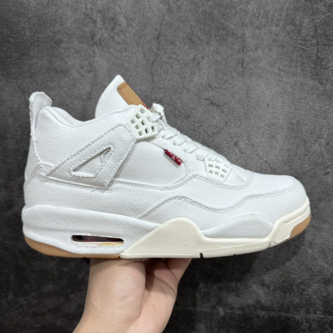 【纯原PB版本】Air Jordan 4 Retro Levis  \”Whiet/Denim\”李维斯 白牛仔 AJ4白牛仔 采用单宁布料营造Levis独到的视觉辨识度，皮质柔软内衬也说明本次联名规格极高，加上鞋舌皮章与鞋身红旗标，在劲酷百搭独之余，个性彰显更是不言而喻。鞋舌处标签采用红色Jumpman Logo呈现，后跟则以以往不同，采用压缩黑色牛仔Jumpman Logo，纯黑色鞋面搭配生胶外底，而单宁材质的精致纹理依然辨识度极高，加上鞋舌的经典Levis皮章，在劲酷百搭的独特气质之余，又有格外精细的视觉表现力。 货号：AO2571-100 尺码：40 40.5 41 42 42.5 43 44 44.5 45 46 47.5 48.5-莆田鞋批发中心