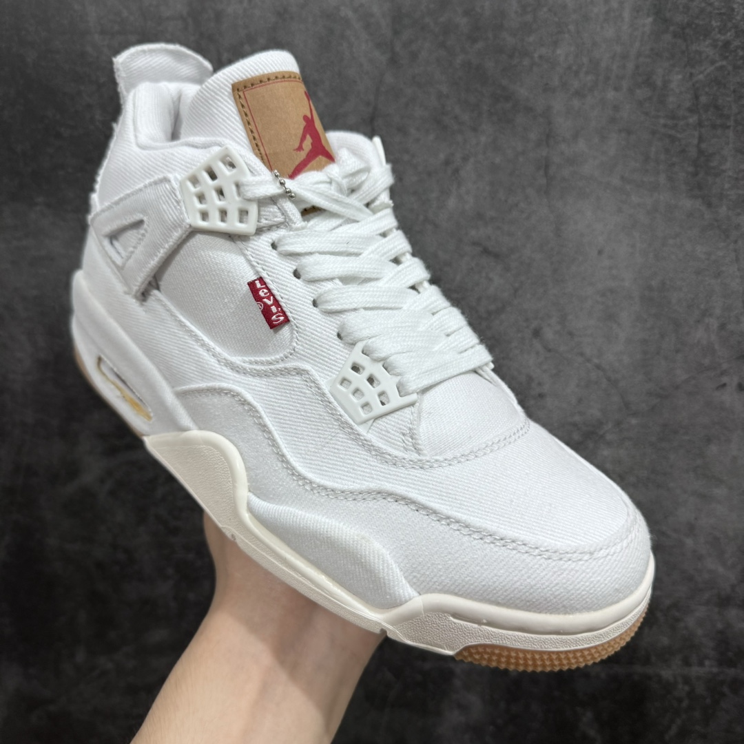 图片[3]-【纯原PB版本】Air Jordan 4 Retro Levis  \”Whiet/Denim\”李维斯 白牛仔 AJ4白牛仔 采用单宁布料营造Levis独到的视觉辨识度，皮质柔软内衬也说明本次联名规格极高，加上鞋舌皮章与鞋身红旗标，在劲酷百搭独之余，个性彰显更是不言而喻。鞋舌处标签采用红色Jumpman Logo呈现，后跟则以以往不同，采用压缩黑色牛仔Jumpman Logo，纯黑色鞋面搭配生胶外底，而单宁材质的精致纹理依然辨识度极高，加上鞋舌的经典Levis皮章，在劲酷百搭的独特气质之余，又有格外精细的视觉表现力。 货号：AO2571-100 尺码：40 40.5 41 42 42.5 43 44 44.5 45 46 47.5 48.5-莆田鞋批发中心