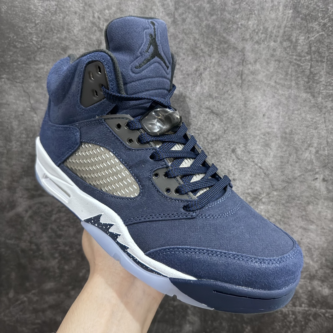 图片[3]-【外贸纯原】Air Jordan AJ5 \”Georgetown\” 乔治城 货号：FD6812-400鞋身大面积采用海军蓝麂皮覆盖 向球队标志性颜色致敬 侧面的透气网格采用白色呈现 鞋舌、中底锯齿则以灰色点缀 后跟处还带有特殊的标签设计 整体颜值简约百搭SIZE：40 40.5 41 42 42.5 43 44 44.5 45 46 47.5-莆田鞋批发中心