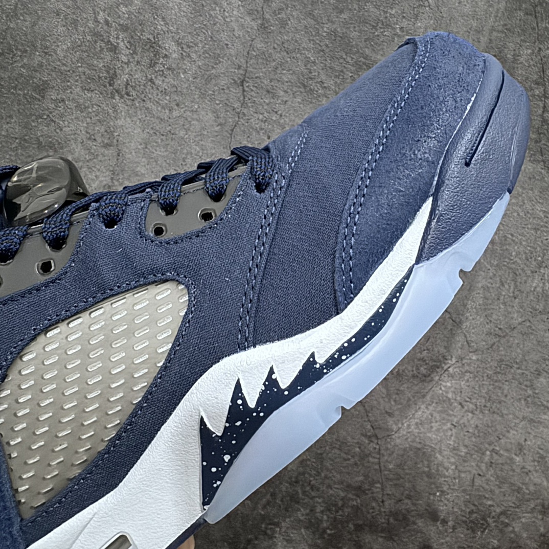 图片[6]-【外贸纯原】Air Jordan AJ5 \”Georgetown\” 乔治城 货号：FD6812-400鞋身大面积采用海军蓝麂皮覆盖 向球队标志性颜色致敬 侧面的透气网格采用白色呈现 鞋舌、中底锯齿则以灰色点缀 后跟处还带有特殊的标签设计 整体颜值简约百搭SIZE：40 40.5 41 42 42.5 43 44 44.5 45 46 47.5-莆田鞋批发中心