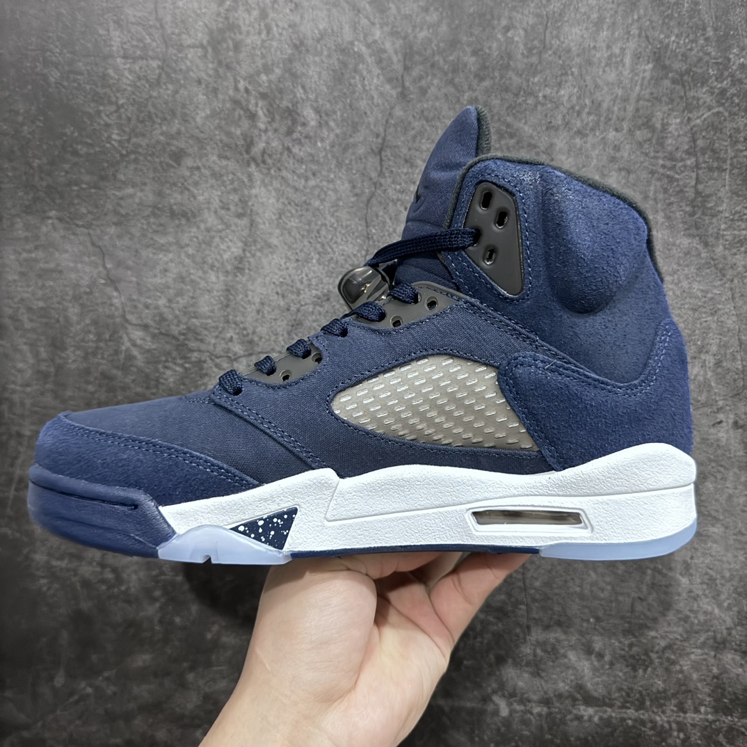 图片[2]-【外贸纯原】Air Jordan AJ5 \”Georgetown\” 乔治城 货号：FD6812-400鞋身大面积采用海军蓝麂皮覆盖 向球队标志性颜色致敬 侧面的透气网格采用白色呈现 鞋舌、中底锯齿则以灰色点缀 后跟处还带有特殊的标签设计 整体颜值简约百搭SIZE：40 40.5 41 42 42.5 43 44 44.5 45 46 47.5-莆田鞋批发中心