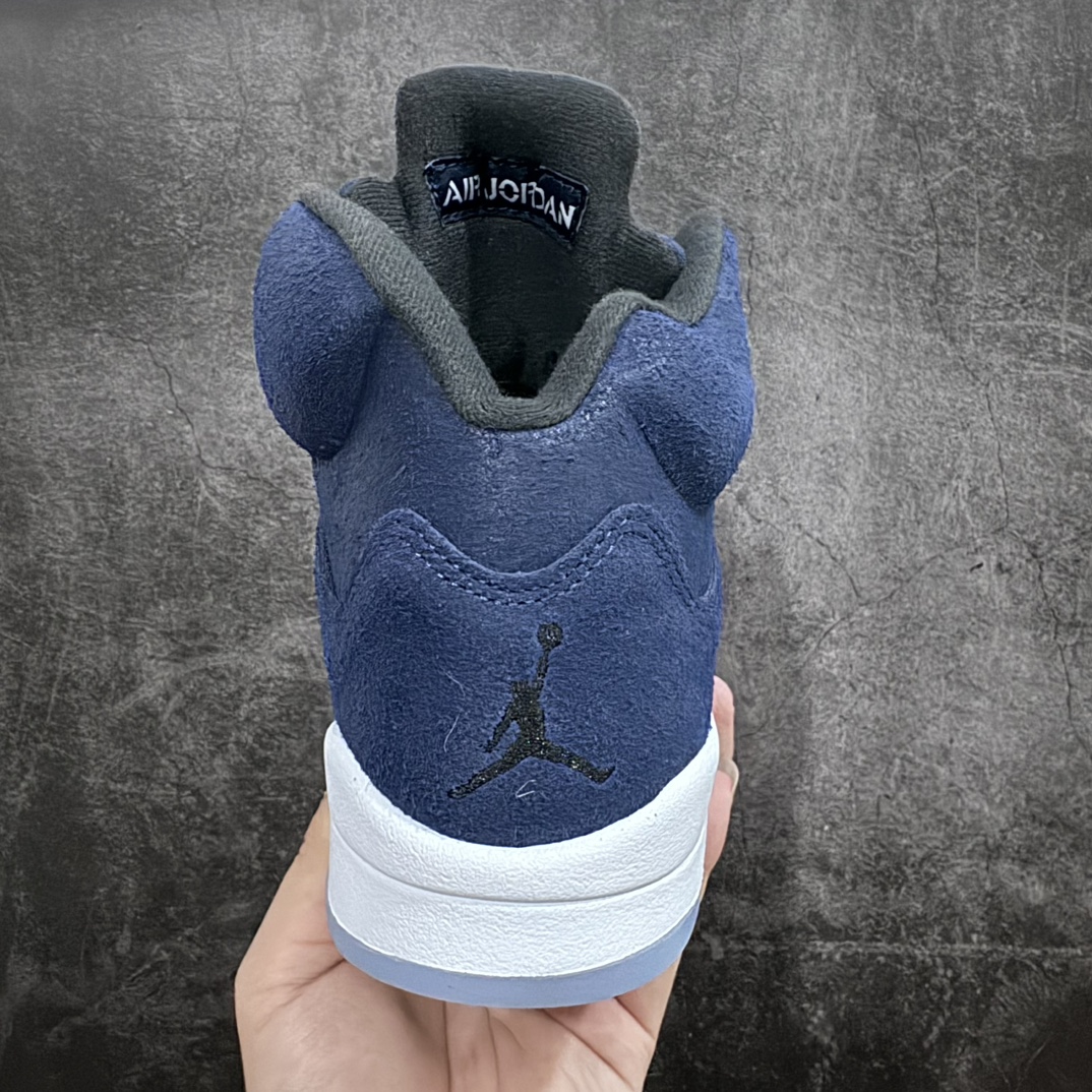 图片[4]-【外贸纯原】Air Jordan AJ5 \”Georgetown\” 乔治城 货号：FD6812-400鞋身大面积采用海军蓝麂皮覆盖 向球队标志性颜色致敬 侧面的透气网格采用白色呈现 鞋舌、中底锯齿则以灰色点缀 后跟处还带有特殊的标签设计 整体颜值简约百搭SIZE：40 40.5 41 42 42.5 43 44 44.5 45 46 47.5-莆田鞋批发中心