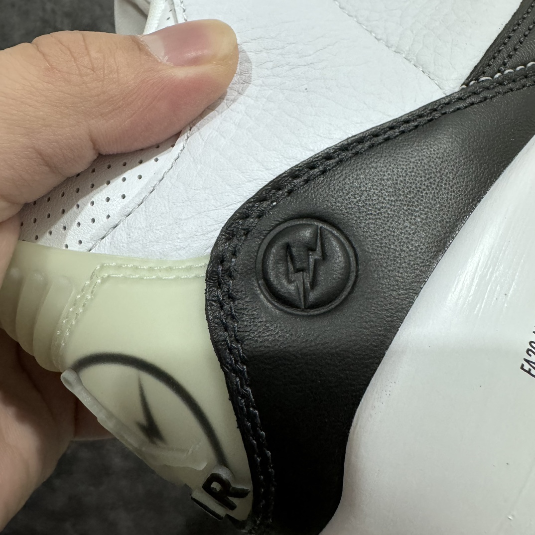 图片[3]-【JS纯原】Fragment Design x Air Jordan AJ3 Retro 藤原浩闪电联名 DA3595-100n目前市场最推荐的产品这个版本 皮料和清洁度处理非常完美n各个细节都秒杀之前市场出货批次n市场唯一正确批次亲自操刀耗时半年巨作 全套原纸板楦头开发原厂大底磨具加持立体防滑纹理 原装可视Air Sole气垫 原汁原味最完美的三代版型 唯一正确鞋头趴度弧度高度鞋身腰线 原厂TPU氧化后跟饰片 正确内里反口里网布 皮料菱角分明不变形无多余毛边 正确手工大底描漆拉丝 市场唯一原厂鞋扣模具 原厂织唛标 原厂飞人电绣工艺 尾指中部跳三针 独家绑鞋带手法 印刷中底布 四线拉帮 米色美纹纸贴合固定 进口港宝加持 后跟自然饱满 全鞋荧光划线卡点 追求极致完美 每一双都是工艺品 多重QC质检 超越公司货的品控标准 实实在在的免检产品  尺码：40 40.5 41 42 42.5 43 44 44.5 45 46 47.5 48.5-莆田鞋批发中心