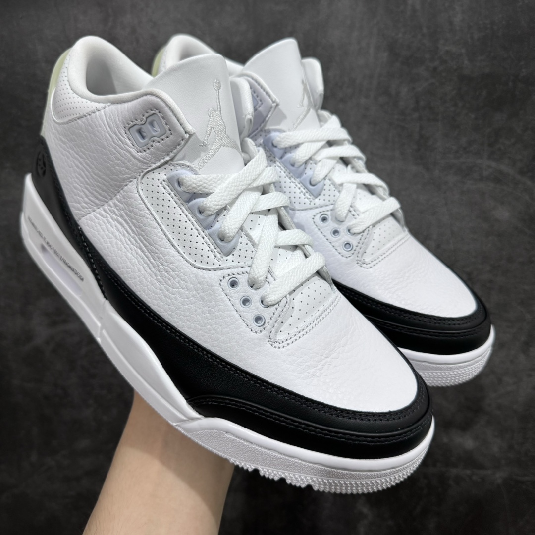 【JS纯原】Fragment Design x Air Jordan AJ3 Retro 藤原浩闪电联名 DA3595-100n目前市场最推荐的产品这个版本 皮料和清洁度处理非常完美n各个细节都秒杀之前市场出货批次n市场唯一正确批次亲自操刀耗时半年巨作 全套原纸板楦头开发原厂大底磨具加持立体防滑纹理 原装可视Air Sole气垫 原汁原味最完美的三代版型 唯一正确鞋头趴度弧度高度鞋身腰线 原厂TPU氧化后跟饰片 正确内里反口里网布 皮料菱角分明不变形无多余毛边 正确手工大底描漆拉丝 市场唯一原厂鞋扣模具 原厂织唛标 原厂飞人电绣工艺 尾指中部跳三针 独家绑鞋带手法 印刷中底布 四线拉帮 米色美纹纸贴合固定 进口港宝加持 后跟自然饱满 全鞋荧光划线卡点 追求极致完美 每一双都是工艺品 多重QC质检 超越公司货的品控标准 实实在在的免检产品  尺码：40 40.5 41 42 42.5 43 44 44.5 45 46 47.5 48.5-莆田鞋批发中心