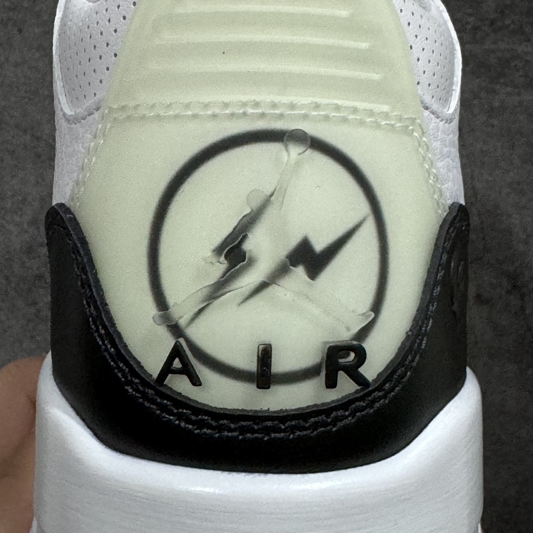 图片[9]-【JS纯原】Fragment Design x Air Jordan AJ3 Retro 藤原浩闪电联名 DA3595-100n目前市场最推荐的产品这个版本 皮料和清洁度处理非常完美n各个细节都秒杀之前市场出货批次n市场唯一正确批次亲自操刀耗时半年巨作 全套原纸板楦头开发原厂大底磨具加持立体防滑纹理 原装可视Air Sole气垫 原汁原味最完美的三代版型 唯一正确鞋头趴度弧度高度鞋身腰线 原厂TPU氧化后跟饰片 正确内里反口里网布 皮料菱角分明不变形无多余毛边 正确手工大底描漆拉丝 市场唯一原厂鞋扣模具 原厂织唛标 原厂飞人电绣工艺 尾指中部跳三针 独家绑鞋带手法 印刷中底布 四线拉帮 米色美纹纸贴合固定 进口港宝加持 后跟自然饱满 全鞋荧光划线卡点 追求极致完美 每一双都是工艺品 多重QC质检 超越公司货的品控标准 实实在在的免检产品  尺码：40 40.5 41 42 42.5 43 44 44.5 45 46 47.5 48.5-莆田鞋批发中心