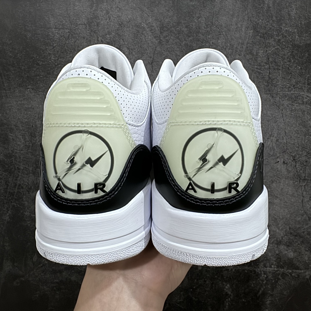 图片[4]-【JS纯原】Fragment Design x Air Jordan AJ3 Retro 藤原浩闪电联名 DA3595-100n目前市场最推荐的产品这个版本皮料和清洁度处理非常完美n各个细节都秒杀之前市场出货批次n市场唯一正确批次亲自操刀耗时半年巨作 全套原纸板楦头开发原厂大底磨具加持立体防滑纹理 原装可视Air Sole气垫 原汁原味最完美的三代版型 唯一正确鞋头趴度弧度高度鞋身腰线 原厂TPU氧化后跟饰片 正确内里反口里网布 皮料菱角分明不变形无多余毛边 正确手工大底描漆拉丝 市场唯一原厂鞋扣模具 原厂织唛标 原厂飞人电绣工艺 尾指中部跳三针 独家绑鞋带手法 印刷中底布 四线拉帮 米色美纹纸贴合固定 进口港宝加持 后跟自然饱满 全鞋荧光划线卡点 追求极致完美 每一双都是工艺品 多重QC质检 超越公司货的品控标准 实实在在的免检产品  尺码：40 40.5 41 42 42.5 43 44 44.5 45 46 47.5 48.5-莆田鞋批发中心