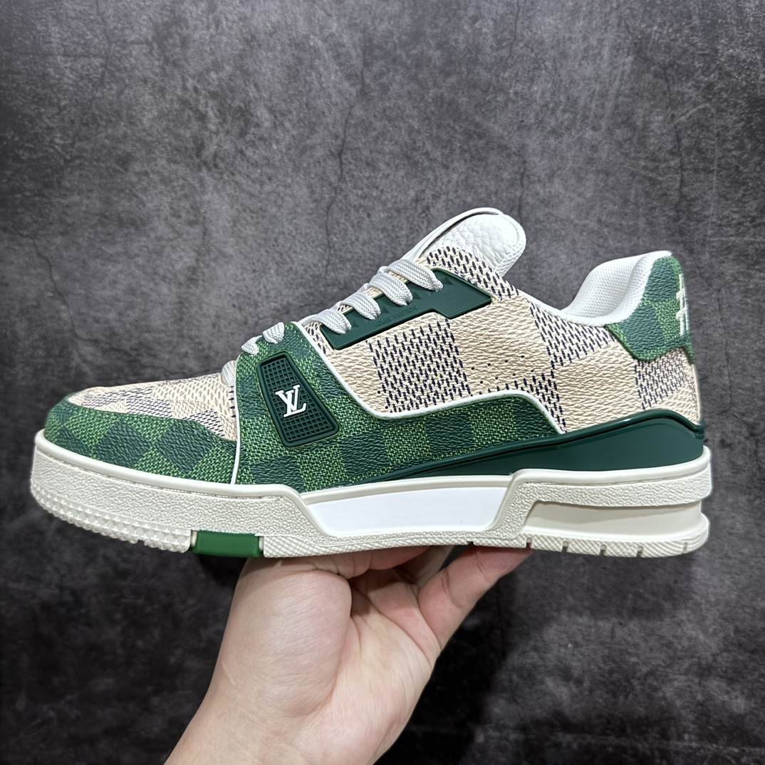 图片[2]-【广东顶级纯原】 全新LV路易威登Louis Vuitton LV Trainer Sneaker Low 低帮复古休闲运动文化百搭篮球板鞋 米白绿灰的 棋盘格子n升级厚实抽屉礼品鞋盒及全套代购包装说明书防尘布袋物件(附送快递加固包装你牛皮纸盒)采用进口LV Monogram专属牛革与丝绸头层皮鞋面材质(原版一致空补胶“零胶”处理工艺)原装一致TPR光泽组合鞋底 耐弯折滴塑支持片 鞋垫嵌入超软脚感乳胶材质 Size：38 39 40 41 42 43 44 45-莆田鞋批发中心