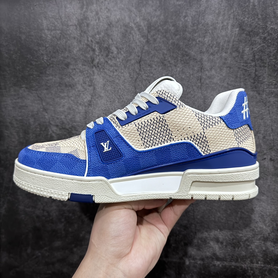 图片[2]-【广东顶级纯原】 全新LV路易威登Louis Vuitton LV Trainer Sneaker Low 低帮复古休闲运动文化百搭篮球板鞋 米白蓝灰色 棋盘格子n升级厚实抽屉礼品鞋盒及全套代购包装说明书防尘布袋物件(附送快递加固包装你牛皮纸盒)采用进口LV Monogram专属牛革与丝绸头层皮鞋面材质(原版一致空补胶“零胶”处理工艺)原装一致TPR光泽组合鞋底 耐弯折滴塑支持片 鞋垫嵌入超软脚感乳胶材质 Size：38 39 40 41 42 43 44 45-莆田鞋批发中心