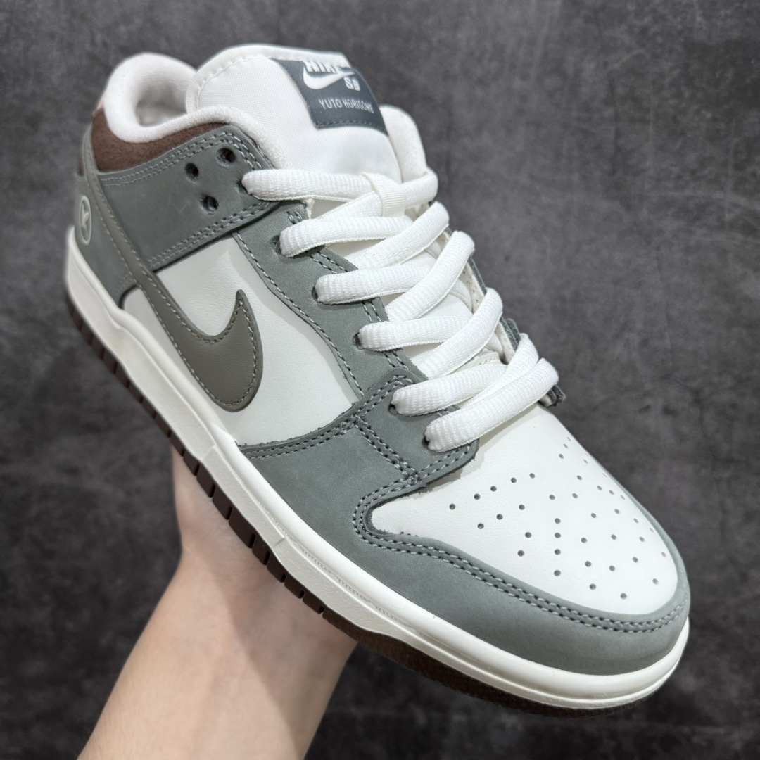 图片[3]-【纯原M版】Yuto Horigome x NK SB Dunk Low \”Soft Mid-Grey\”联名冠军羽翼灰棕 FQ1180-001最强M版出货 细节品质更上一层楼n独家原厂航空铝磨具打磨大底 鞋头坡度极致还原 原盒原配 圈内天花板工艺 原厂冲刀 超高清洁度 全鞋零毛边皮料切割 全套原楦原模倾力打造完美版型 采用原厂百宏鞋带以及原厂百宏织唛舌标 内标可供原厂几率过验 原厂中底布点胶 原厂中底布拉帮走线遵循公司SIZE：36 36.5 37.5 38 38.5 39 40 40.5 41 42 42.5 43 44 44.5 45 46 47.5-莆田鞋批发中心