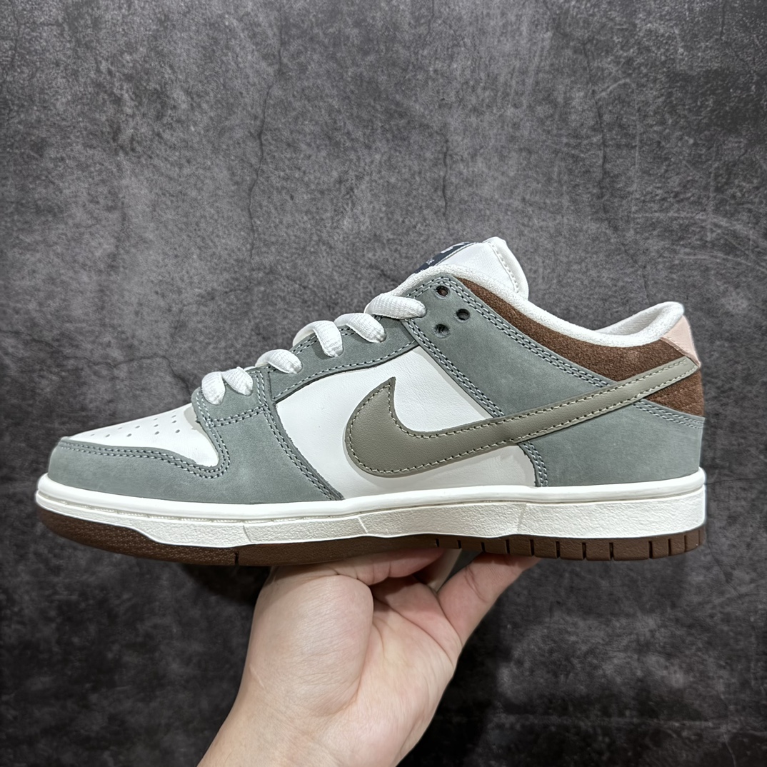 图片[2]-【纯原M版】Yuto Horigome x NK SB Dunk Low \”Soft Mid-Grey\”联名冠军羽翼灰棕 FQ1180-001最强M版出货 细节品质更上一层楼n独家原厂航空铝磨具打磨大底 鞋头坡度极致还原 原盒原配 圈内天花板工艺 原厂冲刀 超高清洁度 全鞋零毛边皮料切割 全套原楦原模倾力打造完美版型 采用原厂百宏鞋带以及原厂百宏织唛舌标 内标可供原厂几率过验 原厂中底布点胶 原厂中底布拉帮走线遵循公司SIZE：36 36.5 37.5 38 38.5 39 40 40.5 41 42 42.5 43 44 44.5 45 46 47.5-莆田鞋批发中心