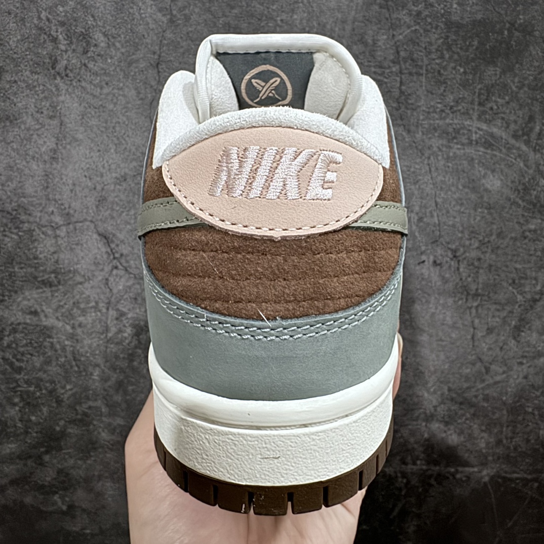 图片[4]-【纯原M版】Yuto Horigome x NK SB Dunk Low \”Soft Mid-Grey\”联名冠军羽翼灰棕 FQ1180-001最强M版出货 细节品质更上一层楼n独家原厂航空铝磨具打磨大底 鞋头坡度极致还原 原盒原配 圈内天花板工艺 原厂冲刀 超高清洁度 全鞋零毛边皮料切割 全套原楦原模倾力打造完美版型 采用原厂百宏鞋带以及原厂百宏织唛舌标 内标可供原厂几率过验 原厂中底布点胶 原厂中底布拉帮走线遵循公司SIZE：36 36.5 37.5 38 38.5 39 40 40.5 41 42 42.5 43 44 44.5 45 46 47.5-莆田鞋批发中心