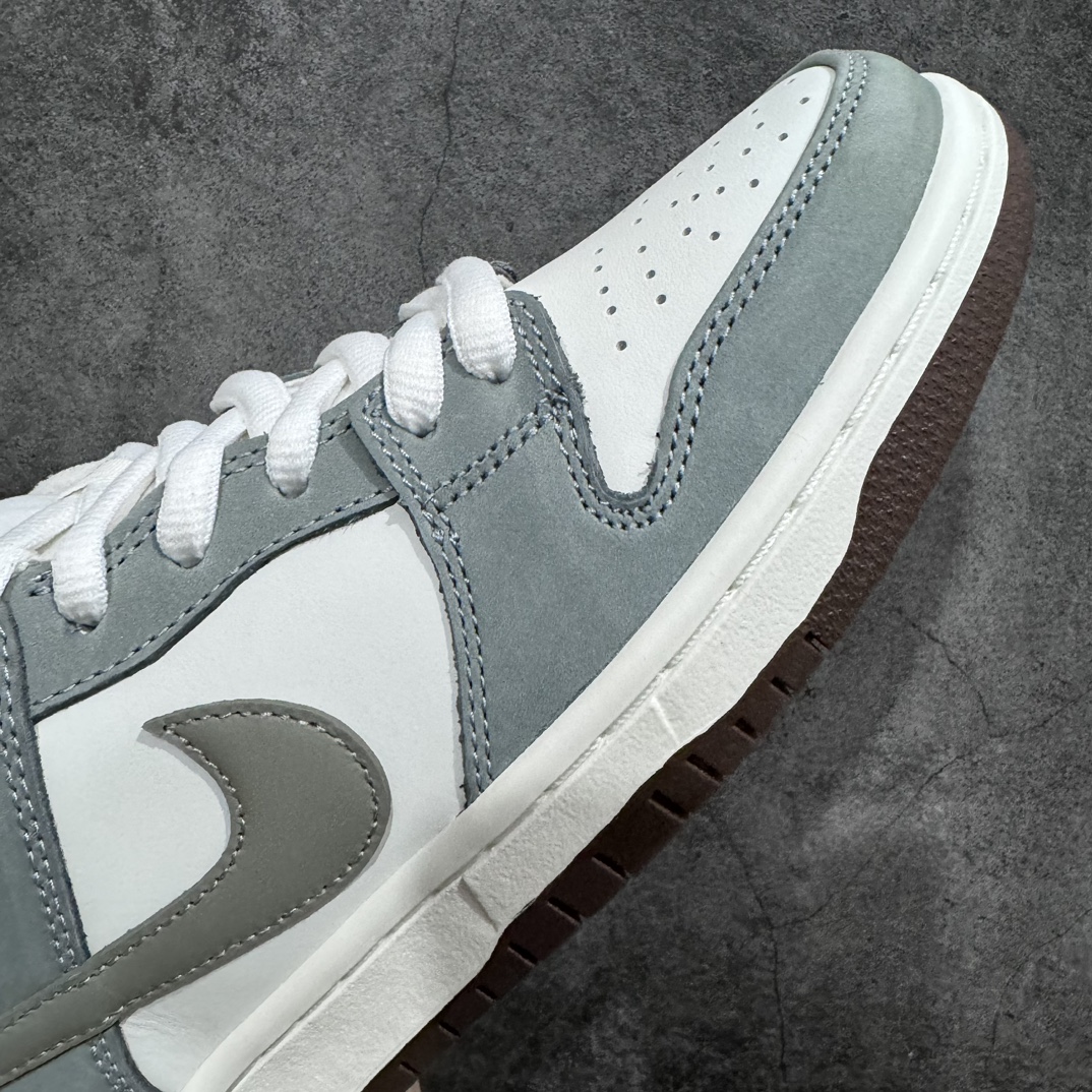 图片[6]-【纯原M版】Yuto Horigome x NK SB Dunk Low \”Soft Mid-Grey\”联名冠军羽翼灰棕 FQ1180-001最强M版出货 细节品质更上一层楼n独家原厂航空铝磨具打磨大底 鞋头坡度极致还原 原盒原配 圈内天花板工艺 原厂冲刀 超高清洁度 全鞋零毛边皮料切割 全套原楦原模倾力打造完美版型 采用原厂百宏鞋带以及原厂百宏织唛舌标 内标可供原厂几率过验 原厂中底布点胶 原厂中底布拉帮走线遵循公司SIZE：36 36.5 37.5 38 38.5 39 40 40.5 41 42 42.5 43 44 44.5 45 46 47.5-莆田鞋批发中心