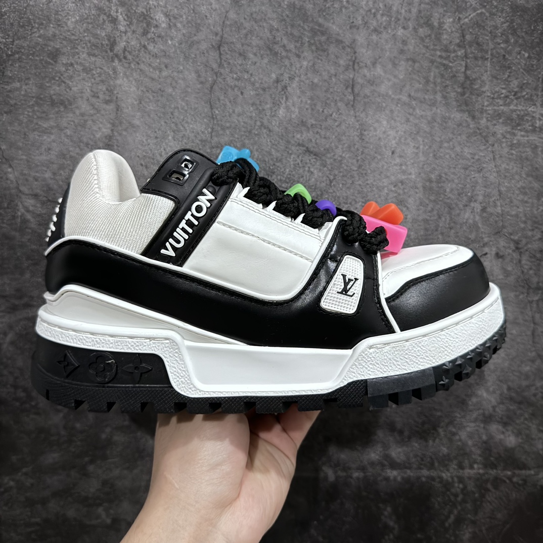 【顶级性价比版本】LV Trainer Maxi 小胖丁系列面包鞋 双层礼盒 橙色包装礼盒 中高端品质 价格合理不杀猪 品质对得起价格 非市面假特价版本 工厂长期补货 价格优势供应 原版购入开发打造 正确原版 超高还原度 空胶工艺 各细节到位 鞋面为细柔小牛皮 厚实织物鞋带正确扣子串珠 尺码:35 36 37 38 39 40 41 42 43 44 45-选品中心