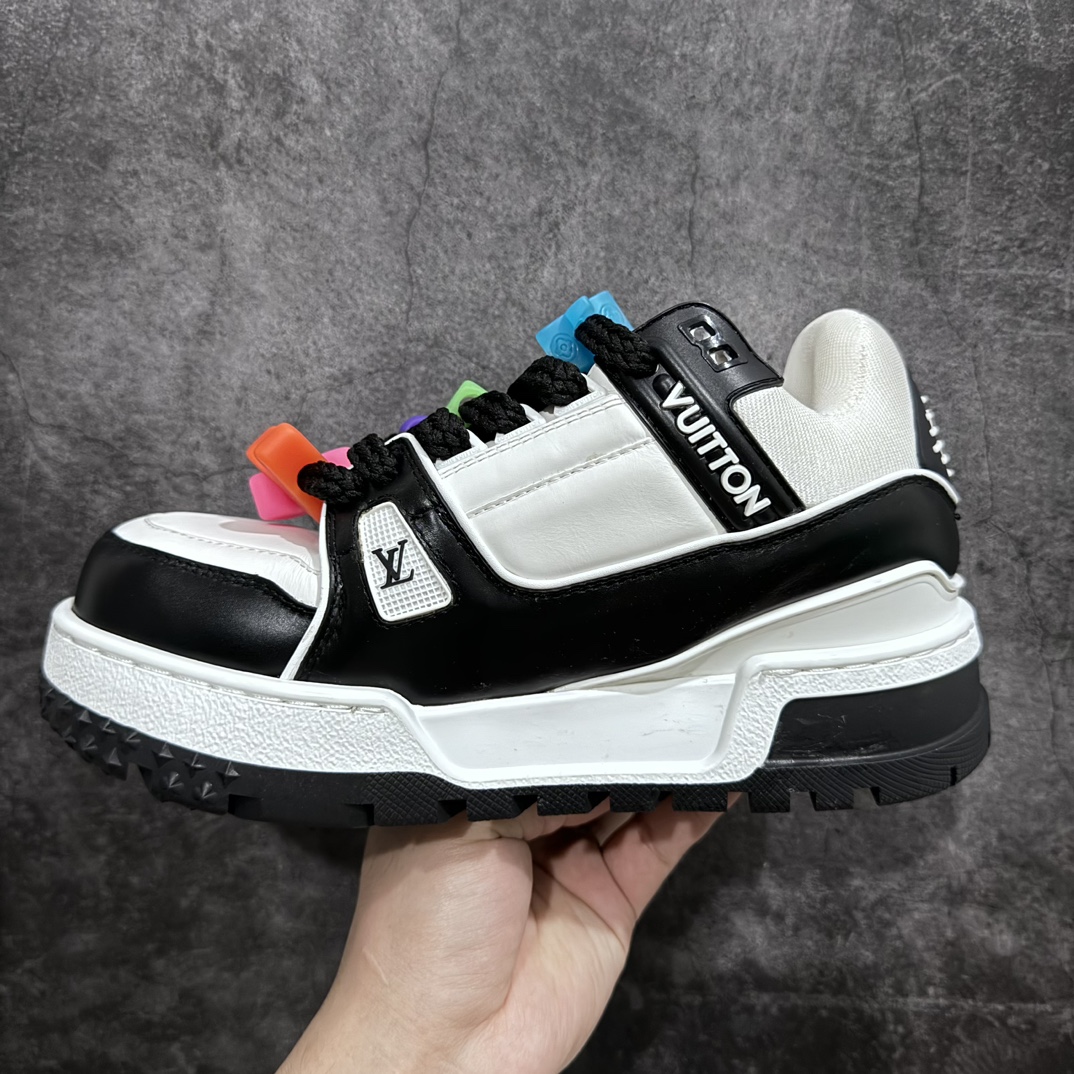 图片[2]-【顶级性价比版本】LV Trainer Maxi 小胖丁系列面包鞋 双层礼盒 橙色包装礼盒 中高端品质 价格合理不杀猪 品质对得起价格 非市面假特价版本 工厂长期补货 价格优势供应 原版购入开发打造 正确原版 超高还原度 空胶工艺 各细节到位 鞋面为细柔小牛皮 厚实织物鞋带正确扣子串珠 尺码：35 36 37 38 39 40 41 42 43 44 45-选品中心