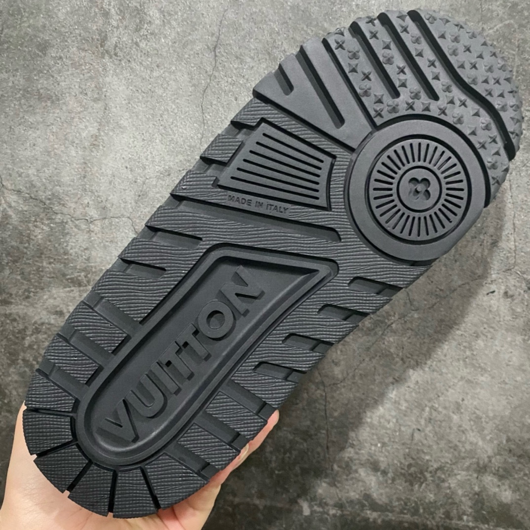 图片[9]-【顶级性价比版本】LV Trainer Maxi 小胖丁系列面包鞋 双层礼盒 橙色包装礼盒 中高端品质 价格合理不杀猪 品质对得起价格 非市面假特价版本 工厂长期补货 价格优势供应 原版购入开发打造 正确原版 超高还原度 空胶工艺 各细节到位 鞋面为细柔小牛皮 厚实织物鞋带正确扣子串珠 尺码：35 36 37 38 39 40 41 42 43 44 45-选品中心