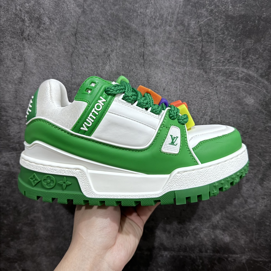 【顶级性价比版本】LV Trainer Maxi 小胖丁系列面包鞋 双层礼盒 橙色包装礼盒 中高端品质 价格合理不杀猪 品质对得起价格 非市面假特价版本 工厂长期补货 价格优势供应 原版购入开发打造 正确原版 超高还原度 空胶工艺 各细节到位 鞋面为细柔小牛皮 厚实织物鞋带正确扣子串珠 尺码:35 36 37 38 39 40 41 42 43 44 45-选品中心