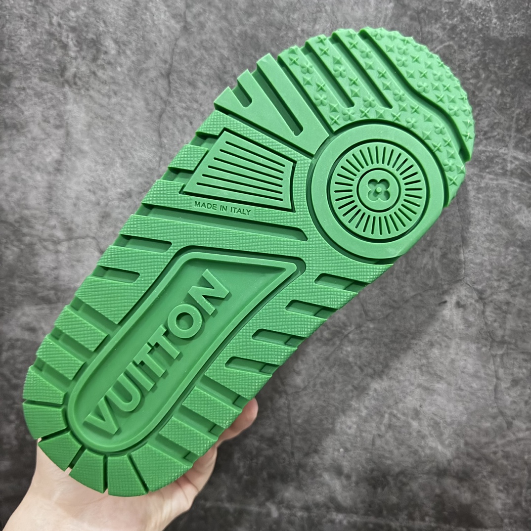 图片[9]-【顶级性价比版本】LV Trainer Maxi 小胖丁系列面包鞋 双层礼盒 橙色包装礼盒 中高端品质 价格合理不杀猪 品质对得起价格 非市面假特价版本 工厂长期补货 价格优势供应 原版购入开发打造 正确原版 超高还原度 空胶工艺 各细节到位 鞋面为细柔小牛皮 厚实织物鞋带正确扣子串珠 尺码：35 36 37 38 39 40 41 42 43 44 45-选品中心