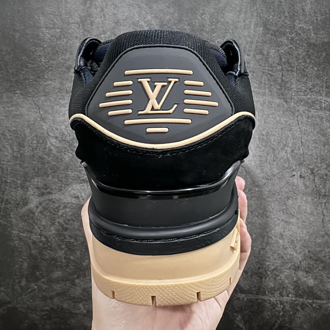 图片[4]-【顶级性价比版本】LV Trainer Maxi 小胖丁系列面包鞋 双层礼盒 橙色包装礼盒 中高端品质 价格合理不杀猪 品质对得起价格 非市面假特价版本 工厂长期补货 价格优势供应 原版购入开发打造 正确原版 超高还原度 空胶工艺 各细节到位 鞋面为细柔小牛皮 厚实织物鞋带正确扣子串珠 尺码：35 36 37 38 39 40 41 42 43 44 45-选品中心