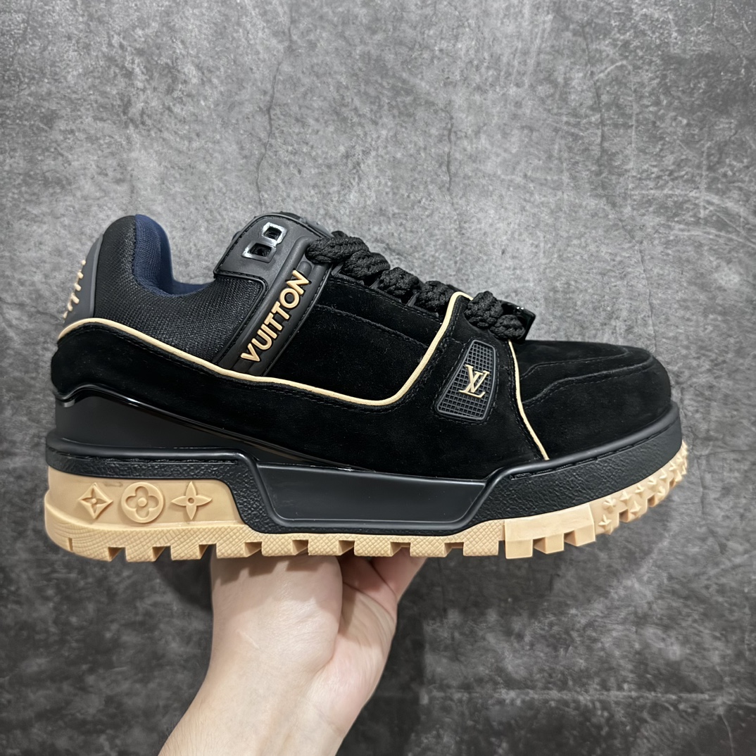 【顶级性价比版本】LV Trainer Maxi 小胖丁系列面包鞋 双层礼盒 橙色包装礼盒 中高端品质 价格合理不杀猪 品质对得起价格 非市面假特价版本 工厂长期补货 价格优势供应 原版购入开发打造 正确原版 超高还原度 空胶工艺 各细节到位 鞋面为细柔小牛皮 厚实织物鞋带正确扣子串珠 尺码:35 36 37 38 39 40 41 42 43 44 45-选品中心