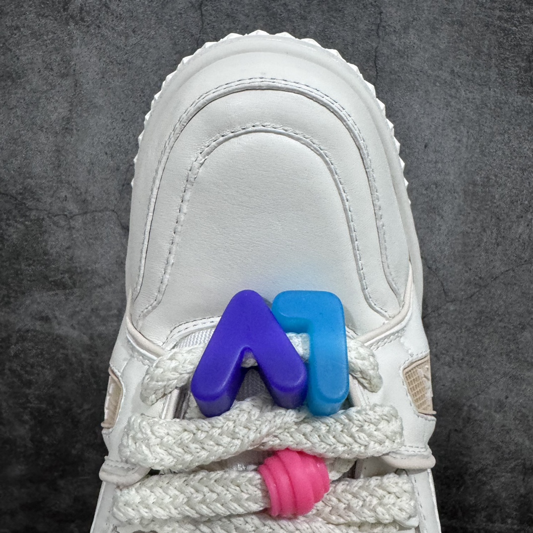 图片[5]-【顶级性价比版本】LV Trainer Maxi 小胖丁系列面包鞋 双层礼盒 橙色包装礼盒 中高端品质 价格合理不杀猪 品质对得起价格 非市面假特价版本 工厂长期补货 价格优势供应 原版购入开发打造 正确原版 超高还原度 空胶工艺 各细节到位 鞋面为细柔小牛皮 厚实织物鞋带正确扣子串珠 尺码：35 36 37 38 39 40 41 42 43 44 45-选品中心