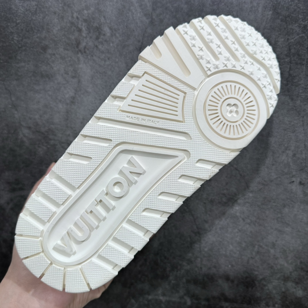 图片[9]-【顶级性价比版本】LV Trainer Maxi 小胖丁系列面包鞋 双层礼盒 橙色包装礼盒 中高端品质 价格合理不杀猪 品质对得起价格 非市面假特价版本 工厂长期补货 价格优势供应 原版购入开发打造 正确原版 超高还原度 空胶工艺 各细节到位 鞋面为细柔小牛皮 厚实织物鞋带正确扣子串珠 尺码：35 36 37 38 39 40 41 42 43 44 45-选品中心