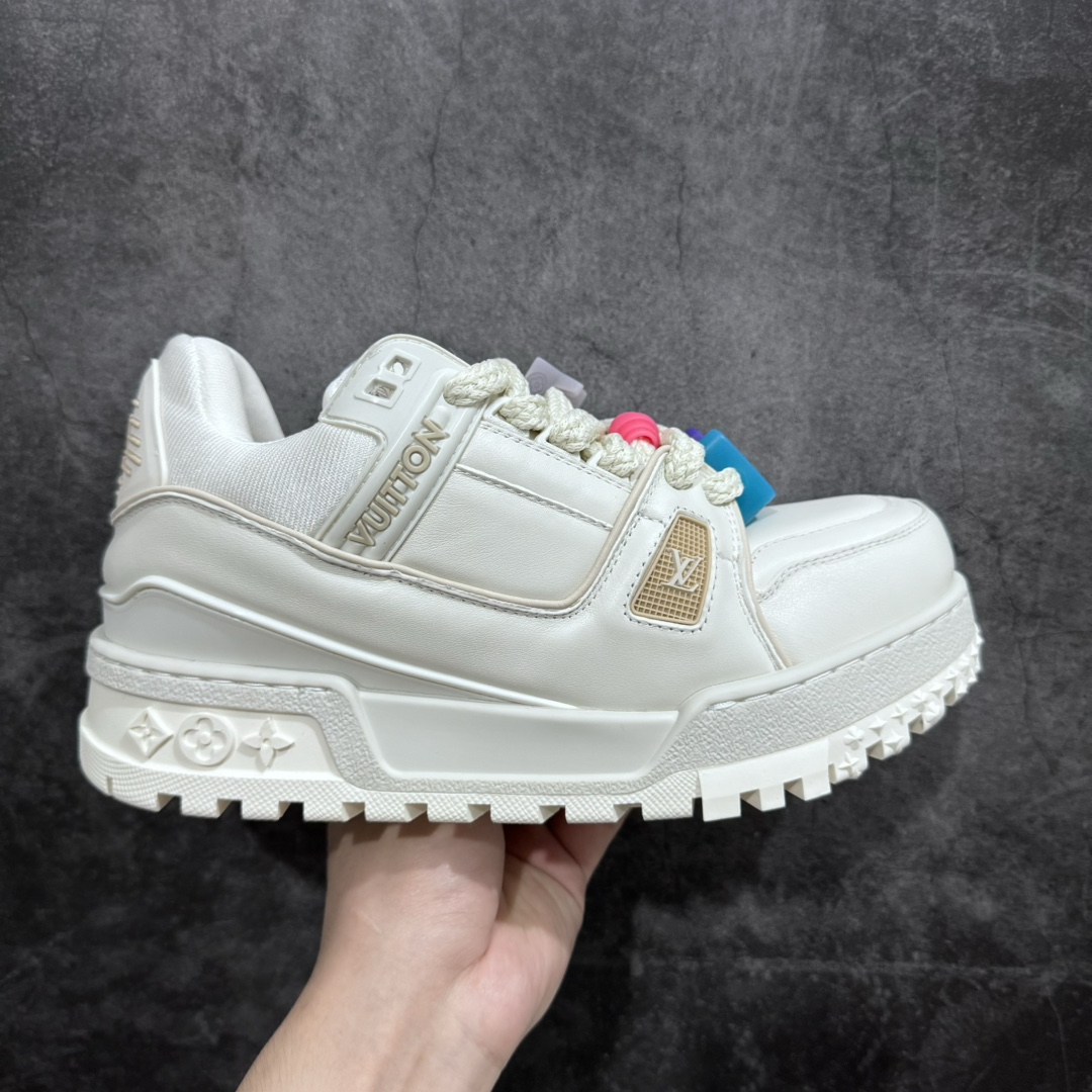 【顶级性价比版本】LV Trainer Maxi 小胖丁系列面包鞋 双层礼盒 橙色包装礼盒 中高端品质 价格合理不杀猪 品质对得起价格 非市面假特价版本 工厂长期补货 价格优势供应 原版购入开发打造 正确原版 超高还原度 空胶工艺 各细节到位 鞋面为细柔小牛皮 厚实织物鞋带正确扣子串珠 尺码:35 36 37 38 39 40 41 42 43 44 45-选品中心