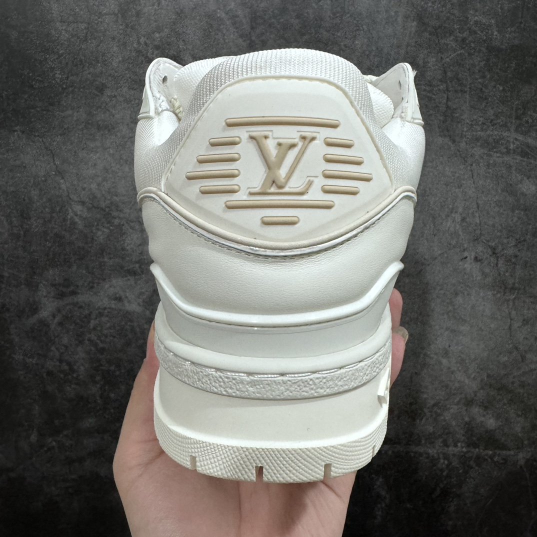 图片[4]-【顶级性价比版本】LV Trainer Maxi 小胖丁系列面包鞋 双层礼盒 橙色包装礼盒 中高端品质 价格合理不杀猪 品质对得起价格 非市面假特价版本 工厂长期补货 价格优势供应 原版购入开发打造 正确原版 超高还原度 空胶工艺 各细节到位 鞋面为细柔小牛皮 厚实织物鞋带正确扣子串珠 尺码：35 36 37 38 39 40 41 42 43 44 45-选品中心