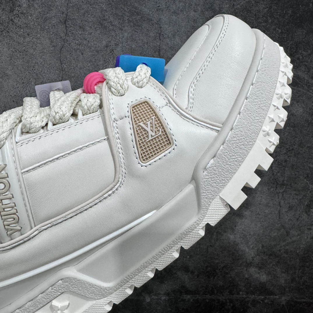 图片[6]-【顶级性价比版本】LV Trainer Maxi 小胖丁系列面包鞋 双层礼盒 橙色包装礼盒 中高端品质 价格合理不杀猪 品质对得起价格 非市面假特价版本 工厂长期补货 价格优势供应 原版购入开发打造 正确原版 超高还原度 空胶工艺 各细节到位 鞋面为细柔小牛皮 厚实织物鞋带正确扣子串珠 尺码：35 36 37 38 39 40 41 42 43 44 45-选品中心