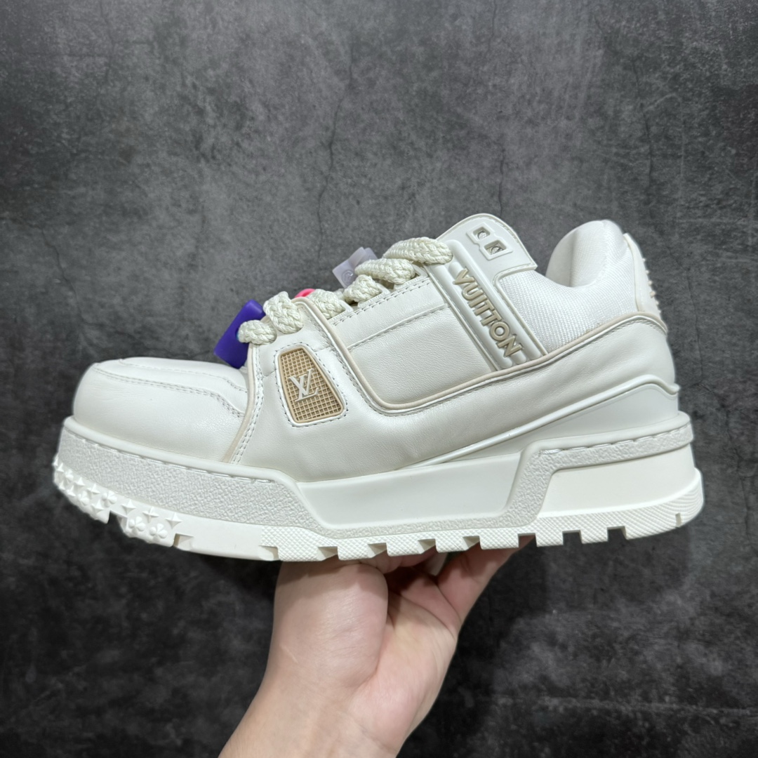 图片[2]-【顶级性价比版本】LV Trainer Maxi 小胖丁系列面包鞋 双层礼盒 橙色包装礼盒 中高端品质 价格合理不杀猪 品质对得起价格 非市面假特价版本 工厂长期补货 价格优势供应 原版购入开发打造 正确原版 超高还原度 空胶工艺 各细节到位 鞋面为细柔小牛皮 厚实织物鞋带正确扣子串珠 尺码：35 36 37 38 39 40 41 42 43 44 45-选品中心