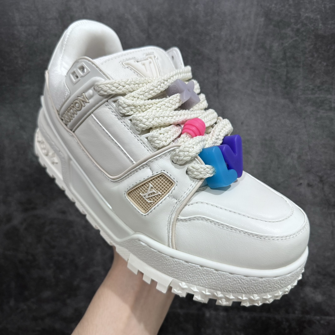 图片[3]-【顶级性价比版本】LV Trainer Maxi 小胖丁系列面包鞋 双层礼盒 橙色包装礼盒 中高端品质 价格合理不杀猪 品质对得起价格 非市面假特价版本 工厂长期补货 价格优势供应 原版购入开发打造 正确原版 超高还原度 空胶工艺 各细节到位 鞋面为细柔小牛皮 厚实织物鞋带正确扣子串珠 尺码：35 36 37 38 39 40 41 42 43 44 45-选品中心