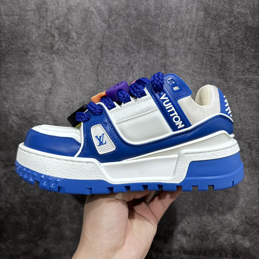 图片[2]-【顶级性价比版本】LV Trainer Maxi 小胖丁系列面包鞋 双层礼盒 橙色包装礼盒 中高端品质 价格合理不杀猪 品质对得起价格 非市面假特价版本 工厂长期补货 价格优势供应 原版购入开发打造 正确原版 超高还原度 空胶工艺 各细节到位 鞋面为细柔小牛皮 厚实织物鞋带正确扣子串珠 尺码：35 36 37 38 39 40 41 42 43 44 45-选品中心