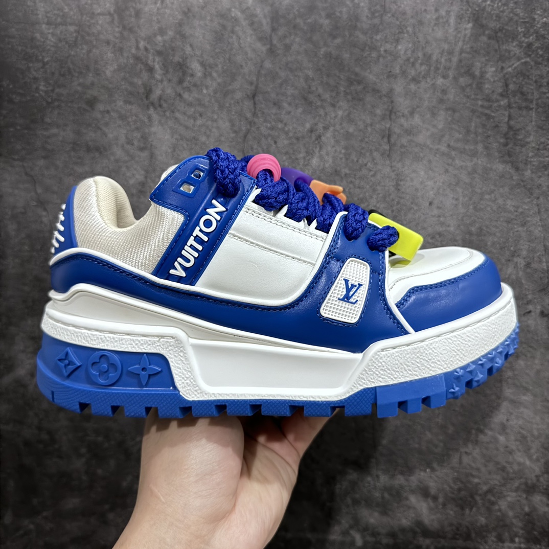 【顶级性价比版本】LV Trainer Maxi 小胖丁系列面包鞋 双层礼盒 橙色包装礼盒 中高端品质 价格合理不杀猪 品质对得起价格 非市面假特价版本 工厂长期补货 价格优势供应 原版购入开发打造 正确原版 超高还原度 空胶工艺 各细节到位 鞋面为细柔小牛皮 厚实织物鞋带正确扣子串珠 尺码:35 36 37 38 39 40 41 42 43 44 45-选品中心