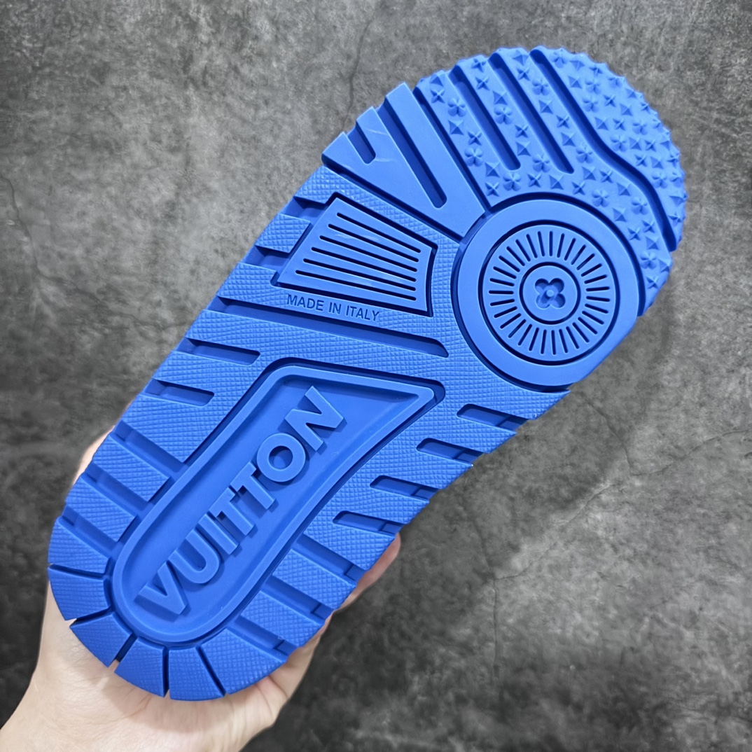 图片[9]-【顶级性价比版本】LV Trainer Maxi 小胖丁系列面包鞋 双层礼盒 橙色包装礼盒 中高端品质 价格合理不杀猪 品质对得起价格 非市面假特价版本 工厂长期补货 价格优势供应 原版购入开发打造 正确原版 超高还原度 空胶工艺 各细节到位 鞋面为细柔小牛皮 厚实织物鞋带正确扣子串珠 尺码：35 36 37 38 39 40 41 42 43 44 45-选品中心