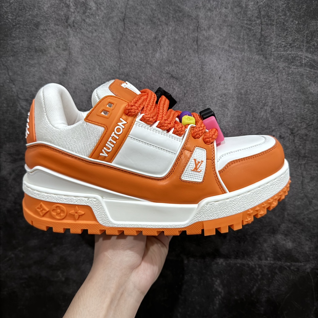 【顶级性价比版本】LV Trainer Maxi 小胖丁系列面包鞋 双层礼盒 橙色包装礼盒 中高端品质 价格合理不杀猪 品质对得起价格 非市面假特价版本 工厂长期补货 价格优势供应 原版购入开发打造 正确原版 超高还原度 空胶工艺 各细节到位 鞋面为细柔小牛皮 厚实织物鞋带正确扣子串珠 尺码:35 36 37 38 39 40 41 42 43 44 45-选品中心