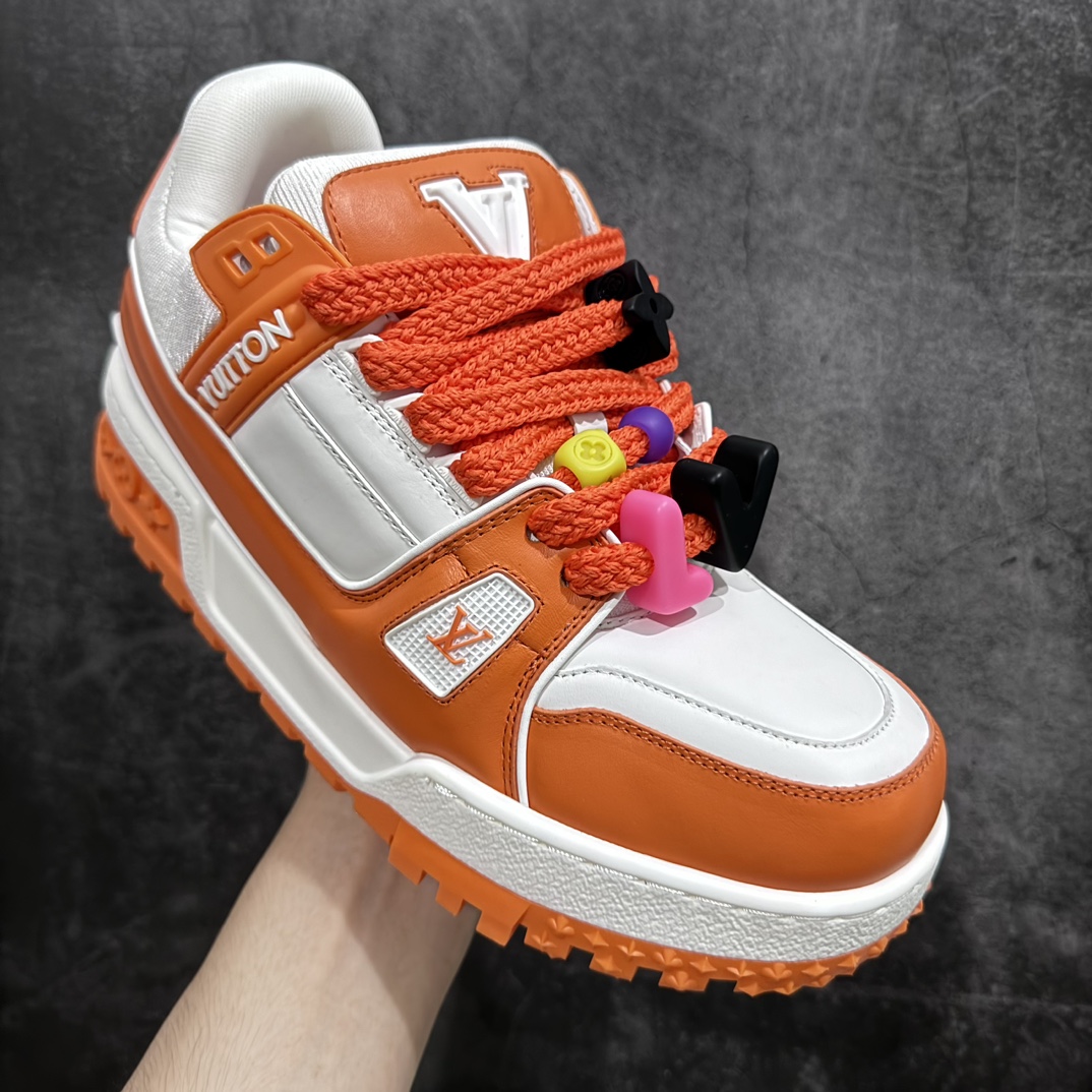 图片[3]-【顶级性价比版本】LV Trainer Maxi 小胖丁系列面包鞋 双层礼盒 橙色包装礼盒 中高端品质 价格合理不杀猪 品质对得起价格 非市面假特价版本 工厂长期补货 价格优势供应 原版购入开发打造 正确原版 超高还原度 空胶工艺 各细节到位 鞋面为细柔小牛皮 厚实织物鞋带正确扣子串珠 尺码：35 36 37 38 39 40 41 42 43 44 45-选品中心