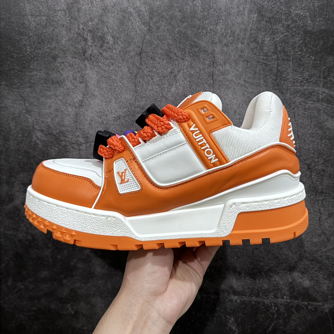 图片[2]-【顶级性价比版本】LV Trainer Maxi 小胖丁系列面包鞋 双层礼盒 橙色包装礼盒 中高端品质 价格合理不杀猪 品质对得起价格 非市面假特价版本 工厂长期补货 价格优势供应 原版购入开发打造 正确原版 超高还原度 空胶工艺 各细节到位 鞋面为细柔小牛皮 厚实织物鞋带正确扣子串珠 尺码：35 36 37 38 39 40 41 42 43 44 45-选品中心