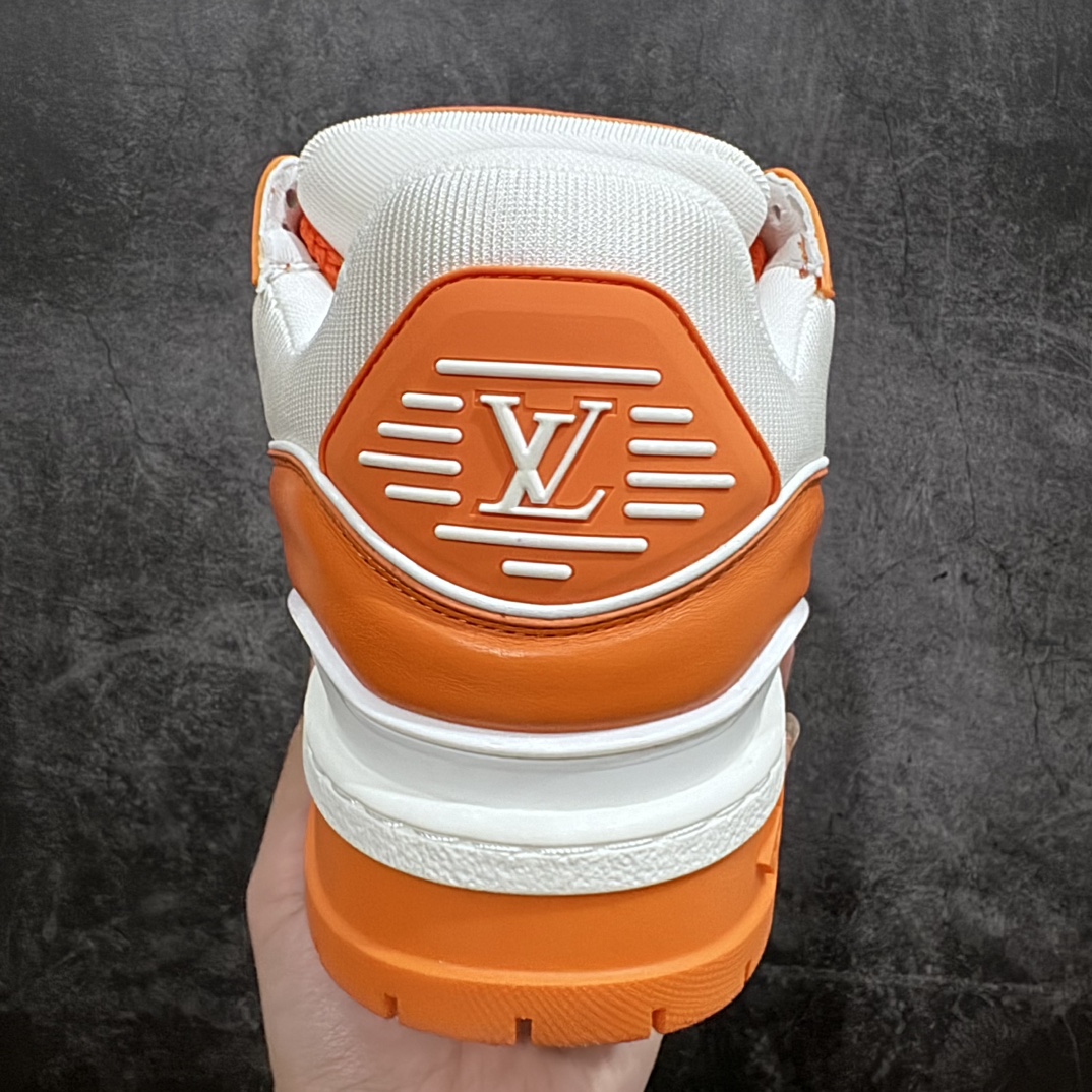图片[4]-【顶级性价比版本】LV Trainer Maxi 小胖丁系列面包鞋 双层礼盒 橙色包装礼盒 中高端品质 价格合理不杀猪 品质对得起价格 非市面假特价版本 工厂长期补货 价格优势供应 原版购入开发打造 正确原版 超高还原度 空胶工艺 各细节到位 鞋面为细柔小牛皮 厚实织物鞋带正确扣子串珠 尺码：35 36 37 38 39 40 41 42 43 44 45-选品中心