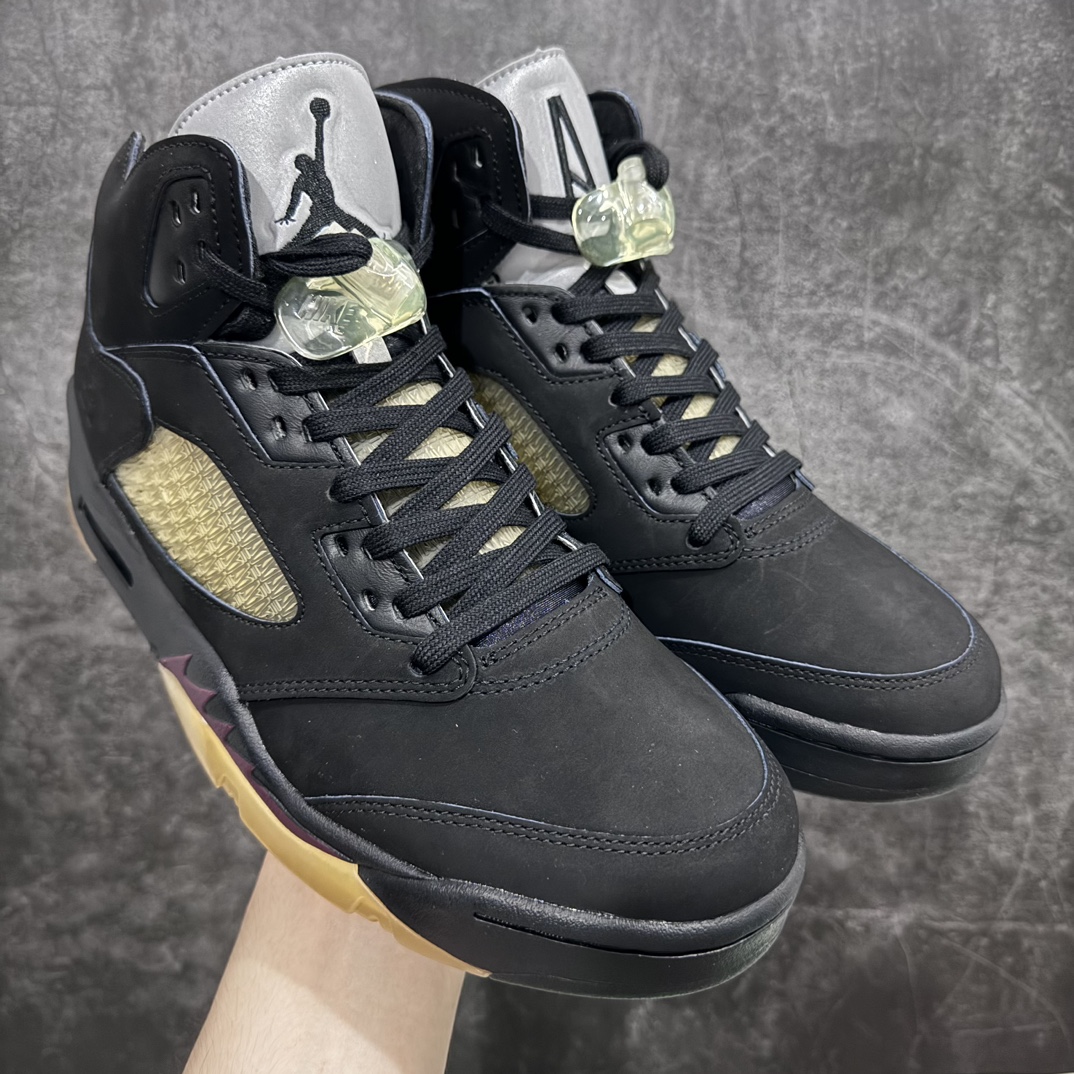 【莞产裁片版】A Ma Maniére x Air Jordan 5 “Black”AJ5 高帮 AMM x AJ5  货号：FD1330-001n国外高热度联名款顶级东莞原厂裁片出品n目前市场最优品质 鞋型 细节 清洁度全部秒杀市场货n鞋面原厂麂皮材质 正确后跟前倾驼背弧度n鞋口清洁度处理相当完美 高价零售首选版本 Size：40.5-47.5-莆田鞋批发中心