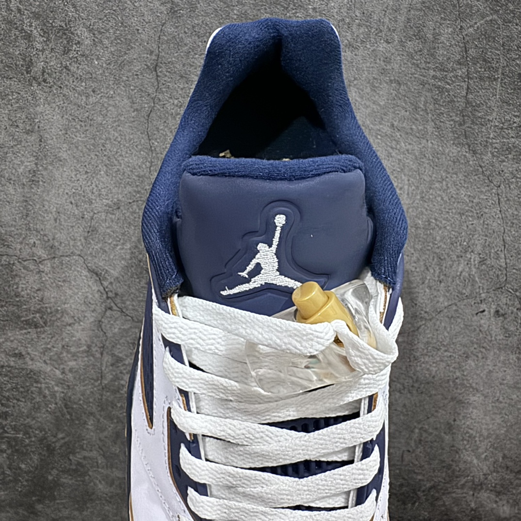 图片[8]-【原厂批次】Air Jordan 5 Retro Low \”Dunk From Above\” 低帮 海军蓝 AJ5a乔5 低邦 白蓝 乔丹篮球鞋系列 以白色皮革鞋身搭配海军蓝细节，5代鞋型颇具视觉特点的中底则采用金色呈现，在显示荣耀意味的同时，也注入了抢眼亮点。鞋舌Jumpman Logo采用黄色刺绣点缀，后跟则以黑色Jumpman Logo刺绣呈现，鞋身细节的金线勾勒，鞋舌的蓝白反差，熟悉的水晶外底，诸多细节都颇为精美，是AJ5代的经典之作。 货号：819171-135 尺码：36 36.5 37.5 38 38.5 39 40 40.5 41 42 42.5 43 44 44.5 45 46 47.5-莆田鞋批发中心