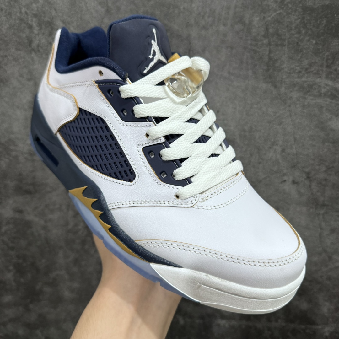 图片[3]-【原厂批次】Air Jordan 5 Retro Low \”Dunk From Above\” 低帮 海军蓝 AJ5a乔5 低邦 白蓝 乔丹篮球鞋系列 以白色皮革鞋身搭配海军蓝细节，5代鞋型颇具视觉特点的中底则采用金色呈现，在显示荣耀意味的同时，也注入了抢眼亮点。鞋舌Jumpman Logo采用黄色刺绣点缀，后跟则以黑色Jumpman Logo刺绣呈现，鞋身细节的金线勾勒，鞋舌的蓝白反差，熟悉的水晶外底，诸多细节都颇为精美，是AJ5代的经典之作。 货号：819171-135 尺码：36 36.5 37.5 38 38.5 39 40 40.5 41 42 42.5 43 44 44.5 45 46 47.5-莆田鞋批发中心