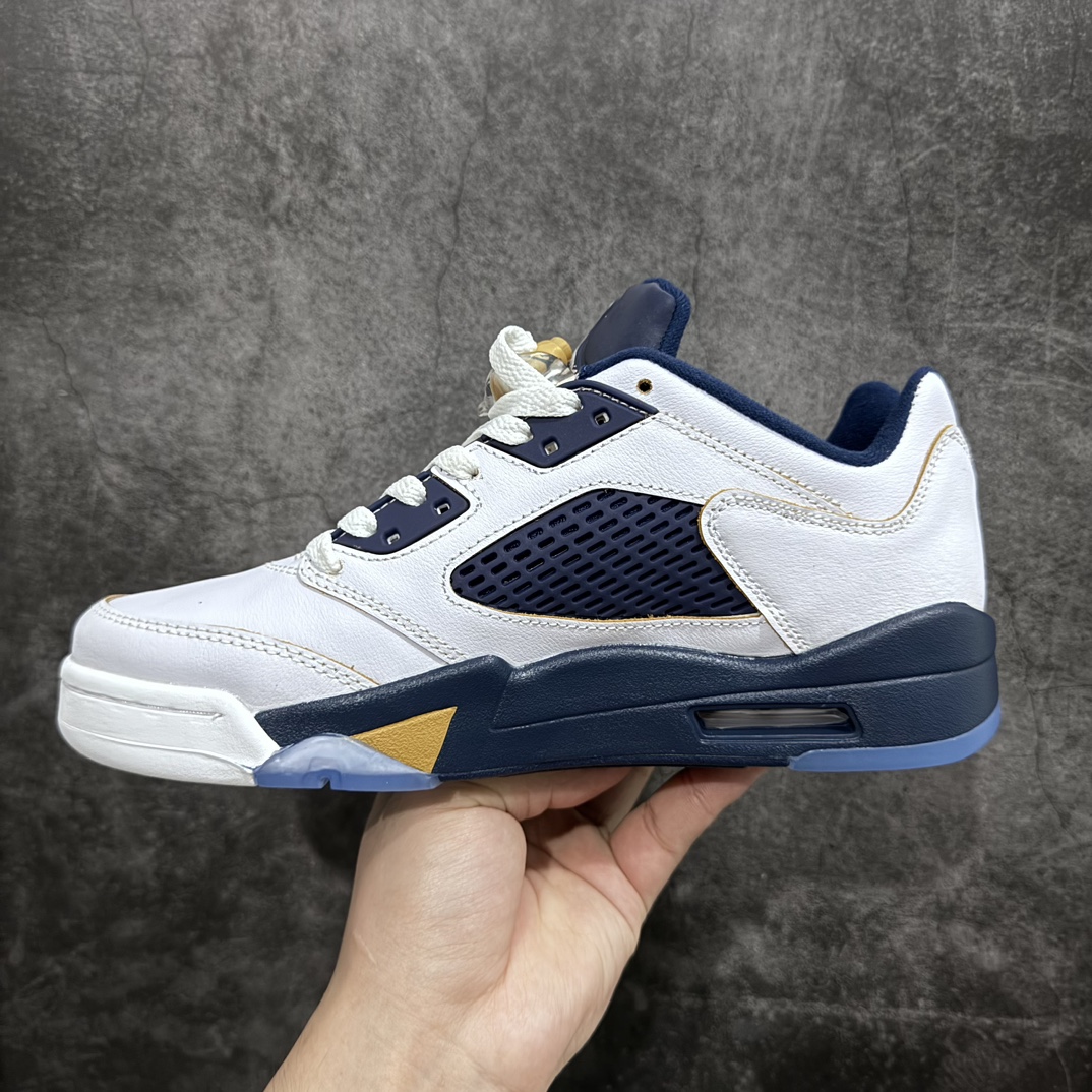 图片[2]-【原厂批次】Air Jordan 5 Retro Low \”Dunk From Above\” 低帮 海军蓝 AJ5a乔5 低邦 白蓝 乔丹篮球鞋系列 以白色皮革鞋身搭配海军蓝细节，5代鞋型颇具视觉特点的中底则采用金色呈现，在显示荣耀意味的同时，也注入了抢眼亮点。鞋舌Jumpman Logo采用黄色刺绣点缀，后跟则以黑色Jumpman Logo刺绣呈现，鞋身细节的金线勾勒，鞋舌的蓝白反差，熟悉的水晶外底，诸多细节都颇为精美，是AJ5代的经典之作。 货号：819171-135 尺码：36 36.5 37.5 38 38.5 39 40 40.5 41 42 42.5 43 44 44.5 45 46 47.5-莆田鞋批发中心