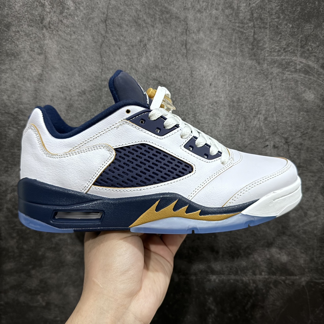 【原厂批次】Air Jordan 5 Retro Low \”Dunk From Above\” 低帮 海军蓝 AJ5a乔5 低邦 白蓝 乔丹篮球鞋系列 以白色皮革鞋身搭配海军蓝细节，5代鞋型颇具视觉特点的中底则采用金色呈现，在显示荣耀意味的同时，也注入了抢眼亮点。鞋舌Jumpman Logo采用黄色刺绣点缀，后跟则以黑色Jumpman Logo刺绣呈现，鞋身细节的金线勾勒，鞋舌的蓝白反差，熟悉的水晶外底，诸多细节都颇为精美，是AJ5代的经典之作。 货号：819171-135 尺码：36 36.5 37.5 38 38.5 39 40 40.5 41 42 42.5 43 44 44.5 45 46 47.5-莆田鞋批发中心