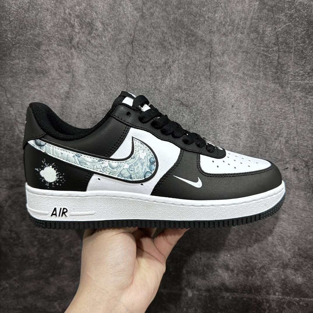 Nike Air Force 1 07 Low\”Black/White/Panda\”空军一号经典低帮百搭休闲运动板鞋“皮革黑白慵懒大熊猫涂鸦”DV0788-001n男女鞋真标半码制n原楦原纸版开发n采用硬质粒面牛剖皮革鞋面材质#n内置全掌Air Sole气垫❗ 尺码：36 36.5 37.5 38 39 40 40.5 41 42 42.5 43 44 44.5 45-莆田鞋批发中心