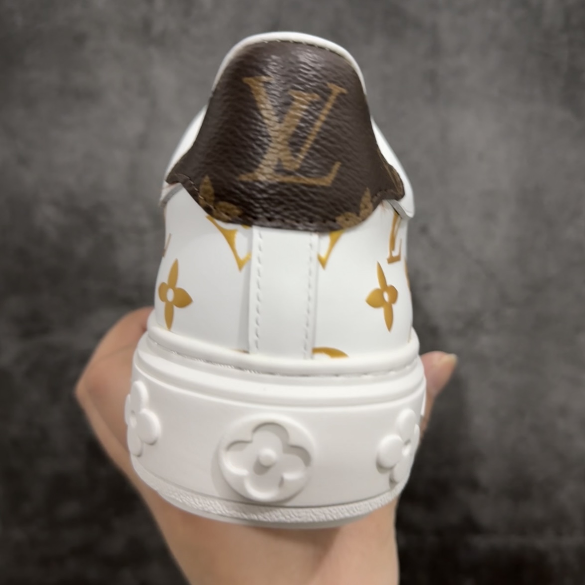 图片[4]-【广东顶级纯原】Louis Vuitton Time Out Low Sneaker LV 舒畅系列休闲松糕锯齿底系列板鞋n配件抽屉礼盒 防尘布袋 身份卡 小票采用软质粒面头层牛革拼接制成鞋面材质高密度电脑车线工艺 小牛真皮内里贴附nPU超软脚感乳胶鞋垫 外置隔色厚实橡胶大底 Size：35-45-莆田鞋批发中心