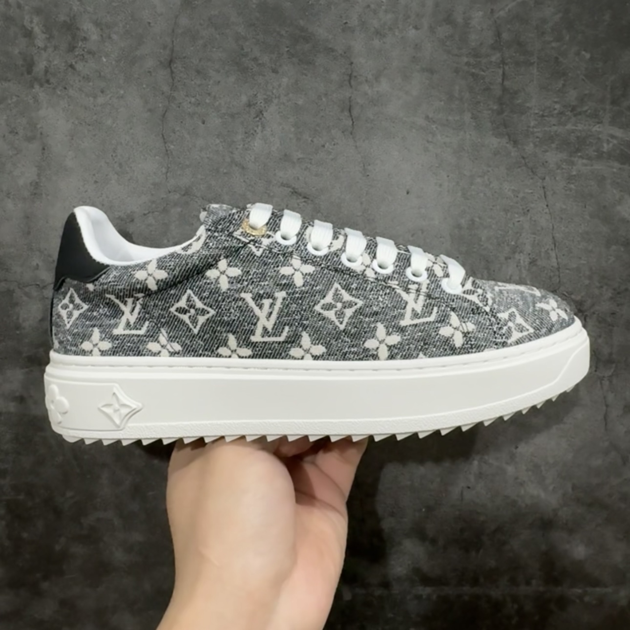 【广东顶级纯原】Louis Vuitton Time Out Low Sneaker LV 舒畅系列休闲松糕锯齿底系列板鞋 配件抽屉礼盒 防尘布袋 身份卡 小票 采用软质粒面头层牛革拼接制成鞋面材质 高密度电脑车线工艺 小牛真皮内里贴附 PU超软脚感乳胶鞋垫 外置隔色厚实橡胶大底 尺码：35-45-选品中心