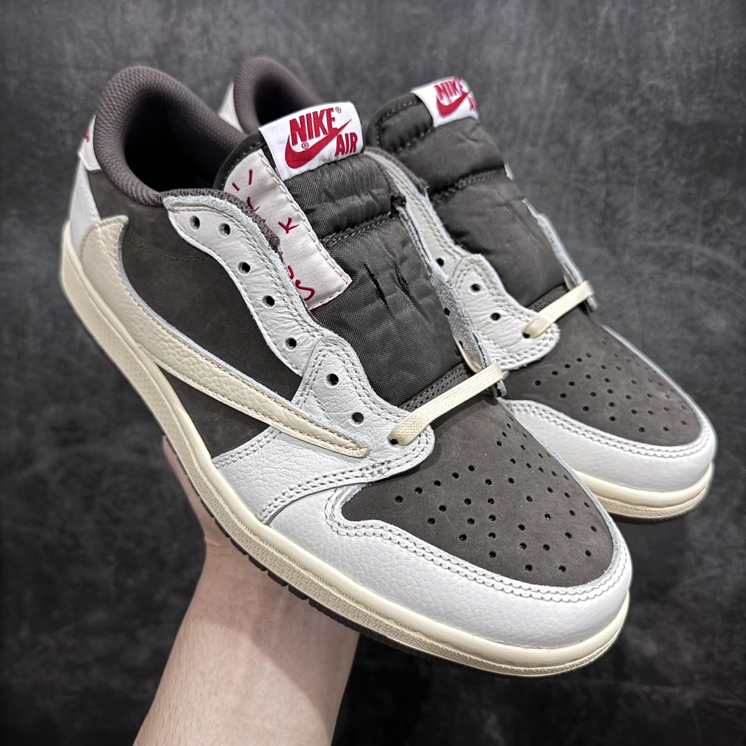 【FK纯原】Air Jordan 1 x Travis ScottnAJ1 x TS联名白棕倒钩3.0  DM7866-162nn纯原第一梯队版本 细节均没毛病 品质自观实拍👇🏻n所有皮料均来自原厂 所有细节均多次校对n针车效果同步原鞋 刺绣拉到原厂定做n原楦原纸板开发 后跟弧度收口自然不对折极致一眼正品既视感 进口玻璃冲刀皮料裁剪零毛边承诺百分百一致原鞋 鞋面清洁度最高 QC检验标准 控制溢胶 鞋盒、防尘纸 配件鞋带 均采购来自原厂n 尺码：36-47.5-莆田鞋批发中心