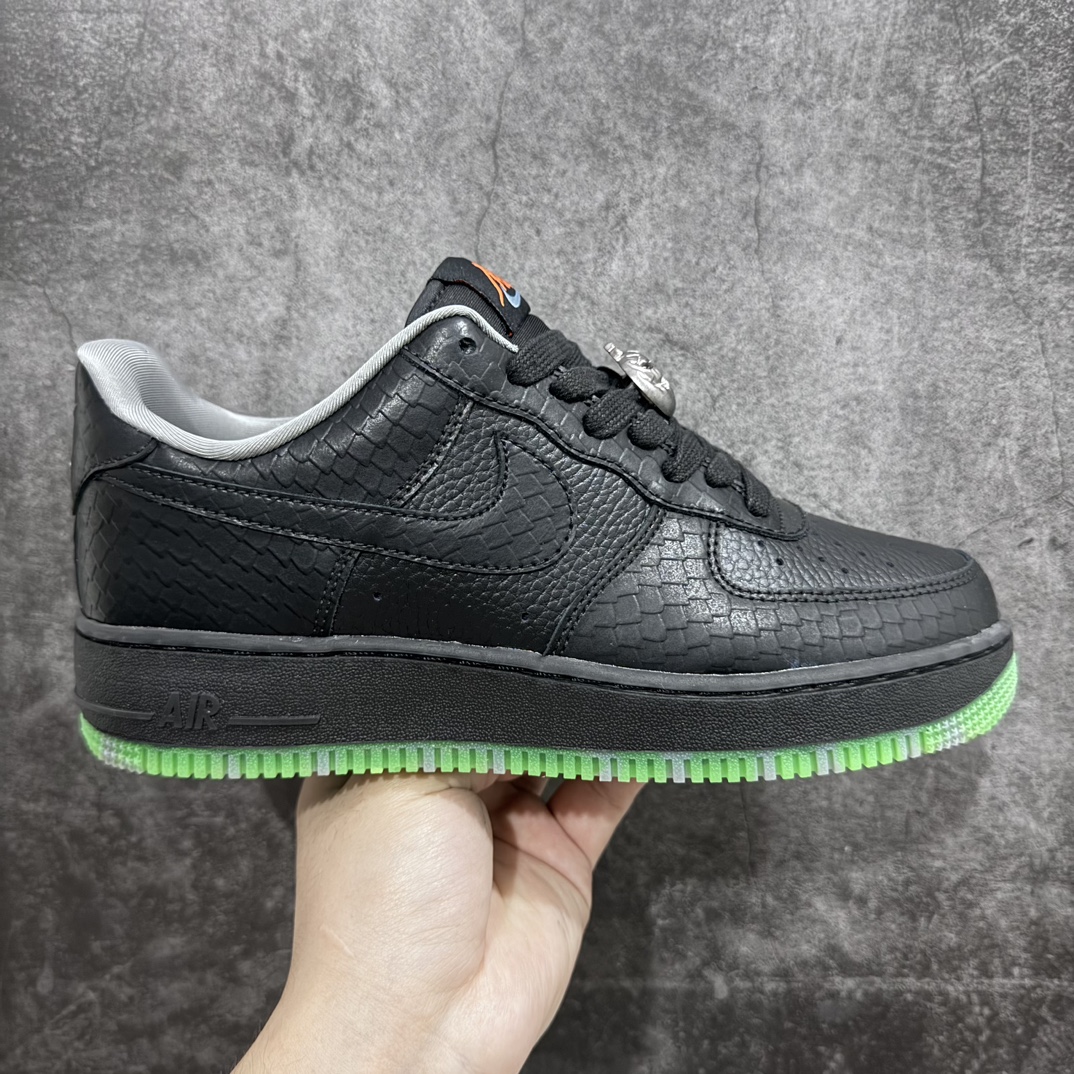 【公司级】Nk Air Force 1\’07 Low \”Halloween\” 空军蛇纹黑绿 万圣节限定低帮休闲板鞋 FQ8822-084n全黑鞋面采用滚花皮革以及蛇皮纹路做搭配，质感拉到顶。鞋带处还有一个南瓜头作为搭配，非常点题。大底则是采用半透明绿色，并且还夹杂着黑色的“杂质”设计，给人一种捉摸不透的感觉。 尺码：36 36.5 37.5 38 38.5 39 40 40.5 41 42 42.5 43 44 44.5 45-莆田鞋批发中心