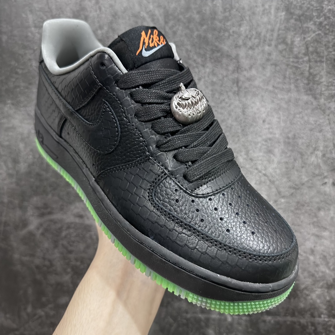 图片[3]-【公司级】Nk Air Force 1\’07 Low \”Halloween\” 空军蛇纹黑绿 万圣节限定低帮休闲板鞋 FQ8822-084n全黑鞋面采用滚花皮革以及蛇皮纹路做搭配，质感拉到顶。鞋带处还有一个南瓜头作为搭配，非常点题。大底则是采用半透明绿色，并且还夹杂着黑色的“杂质”设计，给人一种捉摸不透的感觉。 尺码：36 36.5 37.5 38 38.5 39 40 40.5 41 42 42.5 43 44 44.5 45-莆田鞋批发中心