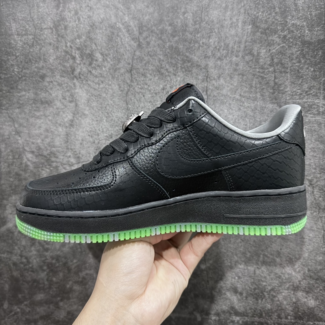 图片[2]-【公司级】Nk Air Force 1\’07 Low \”Halloween\” 空军蛇纹黑绿 万圣节限定低帮休闲板鞋 FQ8822-084n全黑鞋面采用滚花皮革以及蛇皮纹路做搭配，质感拉到顶。鞋带处还有一个南瓜头作为搭配，非常点题。大底则是采用半透明绿色，并且还夹杂着黑色的“杂质”设计，给人一种捉摸不透的感觉。 尺码：36 36.5 37.5 38 38.5 39 40 40.5 41 42 42.5 43 44 44.5 45-莆田鞋批发中心